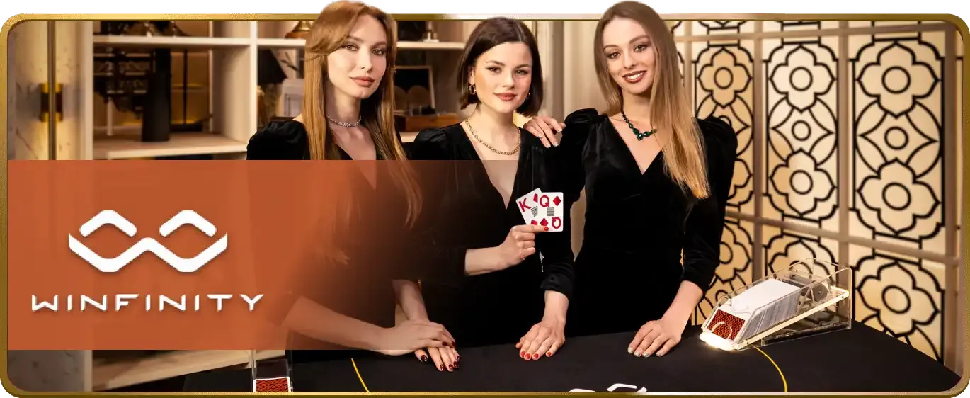 Bàn chơi poker với chip và bài, minh họa chiến lược cơ bản